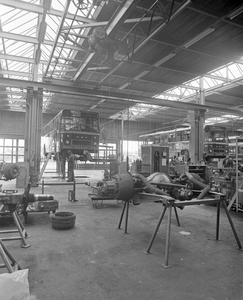 881065 Interieur van de remise annex garage van het G.E.V.U. (Europalaan 8) te Utrecht.